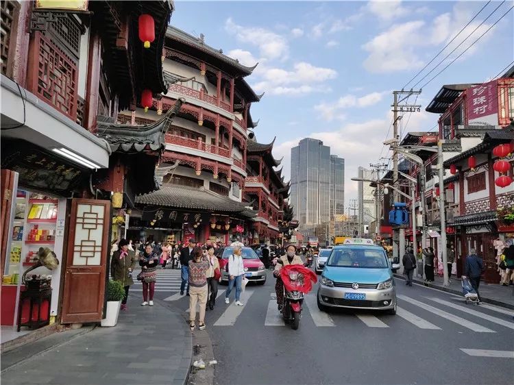 Master the Art of Capturing Shanghai’s City God Temple Without the Crowds in Just 2 Minutes!