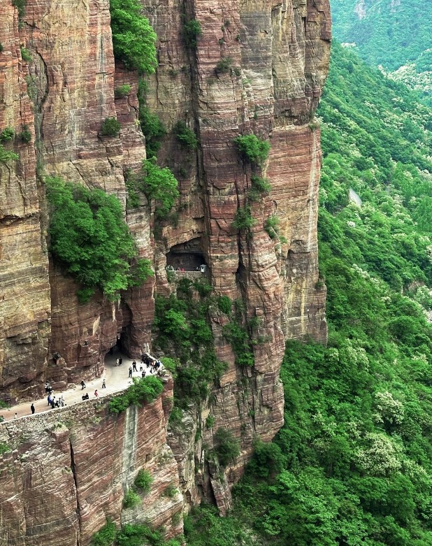 China's 7 Most Heart-Stopping Cliff-Hanging Roads