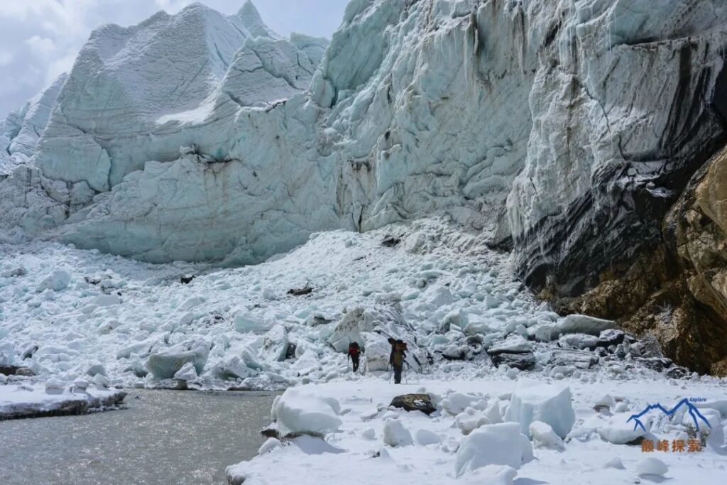 Fractured surface of the collapsed glacier tongue ↑