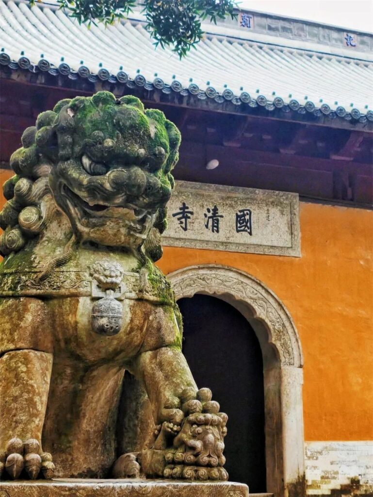 Discover the Hidden Gem in Zhejiang: Guoqing Temple – The Most Generous 5A Scenic Spot in China with Free Admission and Only ¥25 for Overnight Stay!