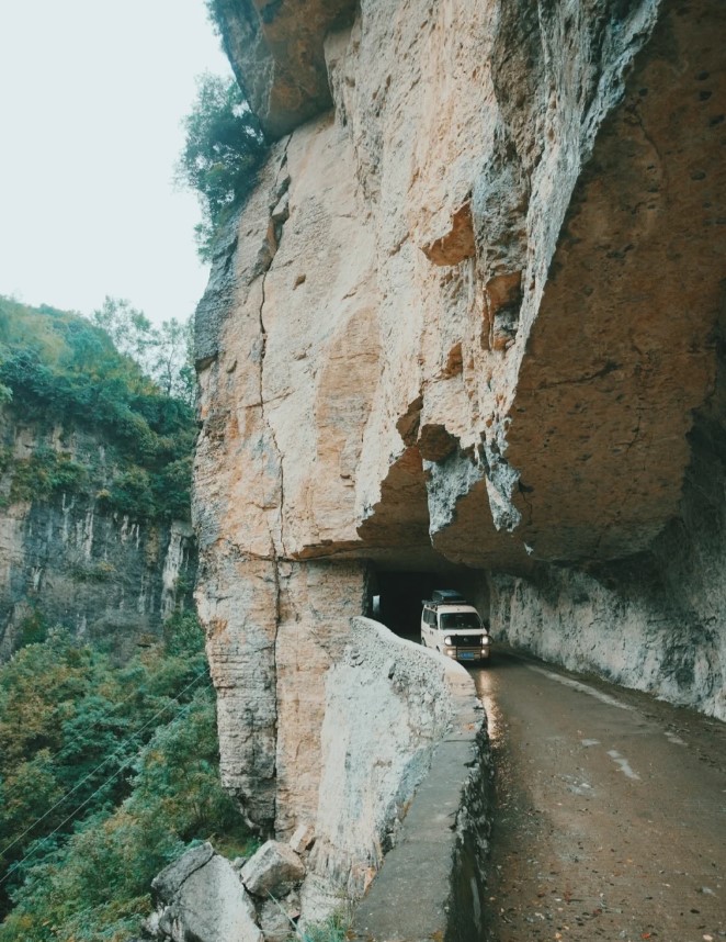 China's 7 Most Heart-Stopping Cliff-Hanging Roads