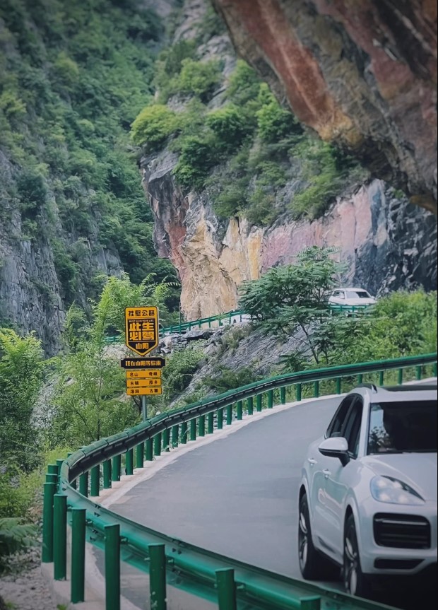 China's 7 Most Heart-Stopping Cliff-Hanging Roads