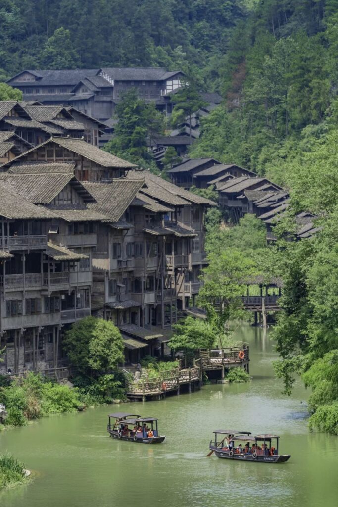 Uncover the Hidden Gem of Guizhou: Zunyi, a Refreshing Oasis with Stunning Waterfalls and Secluded Landscapes!