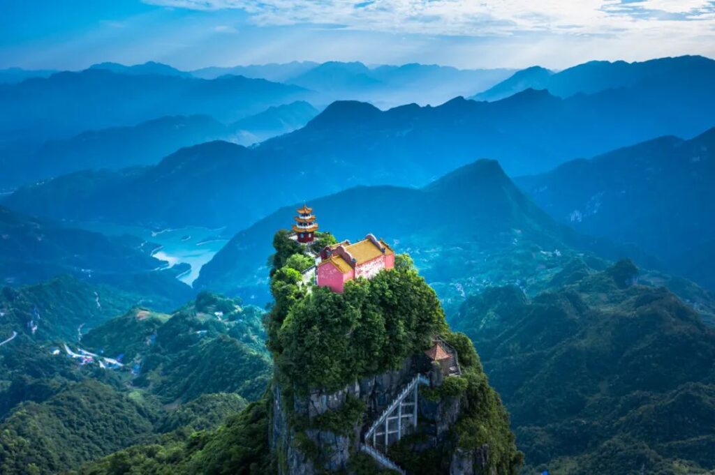 The Most Profitable Mountain in China: Wudang Mountain’s Staggering Annual Income Surpasses 8 Billion Yuan, Quadrupling That of Huangshan!