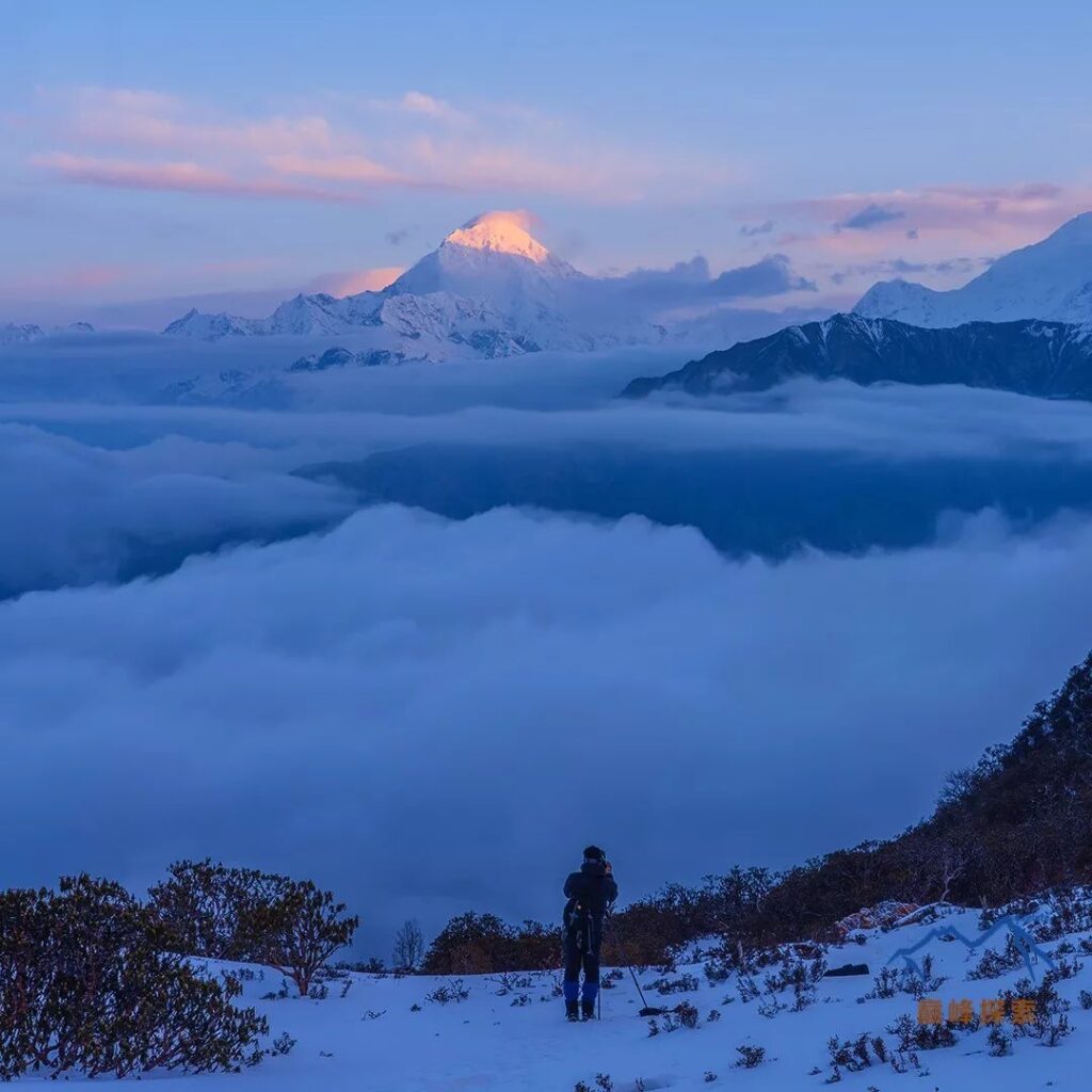 Distant View of Bairi Peak in the Clouds↑