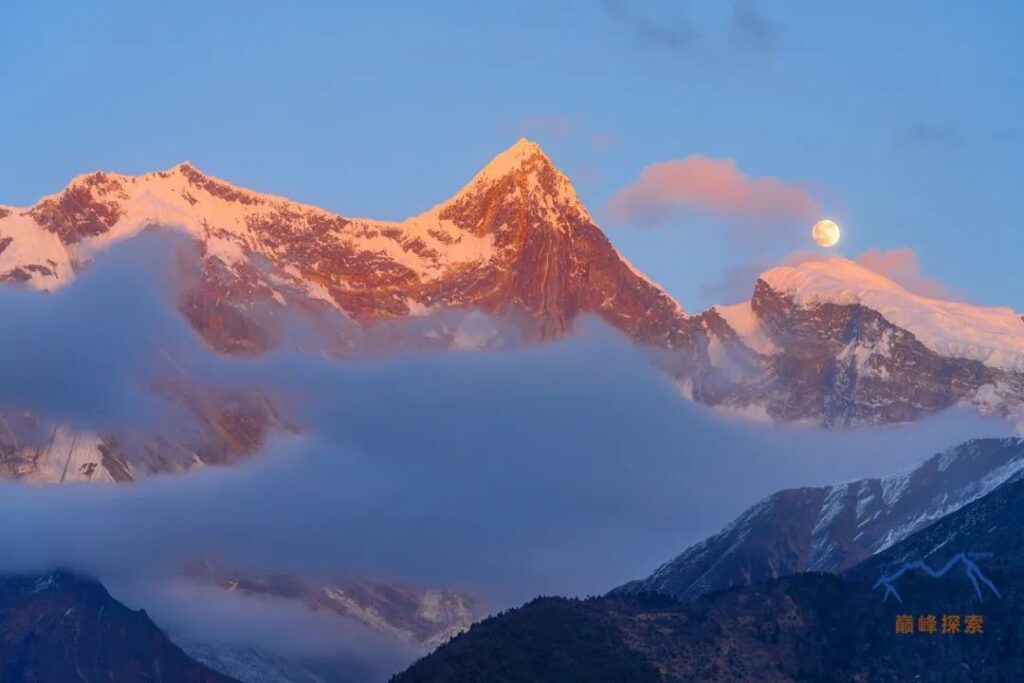 Moonrise over Namcha Barwa↑