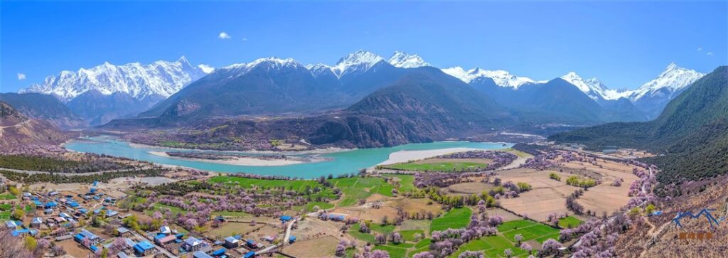 Tunbai Village, Namcha Barwa, and Yarlung Tsangpo↑