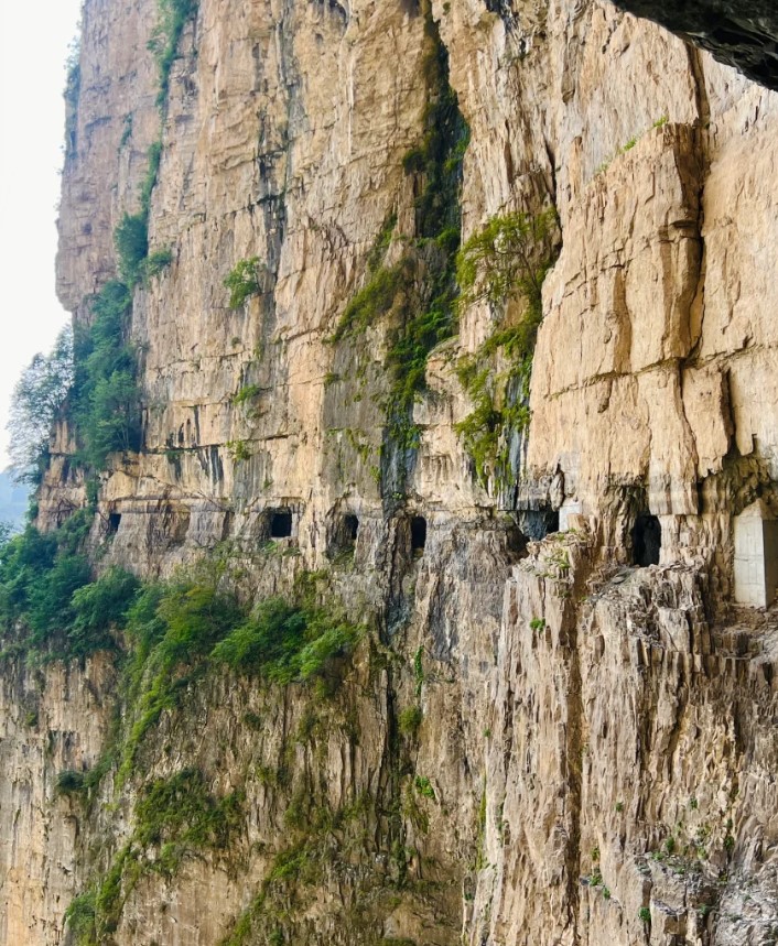 China's 7 Most Heart-Stopping Cliff-Hanging Roads