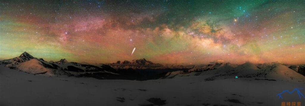 Moon-lit Golden Mountain, Milky Way Bridge, Belt Cloud, and Meteors↑